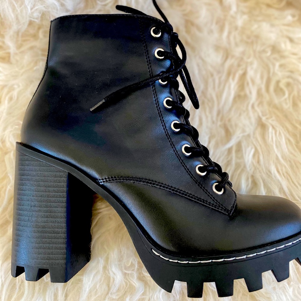 US 41 women black lace up chunky  boot